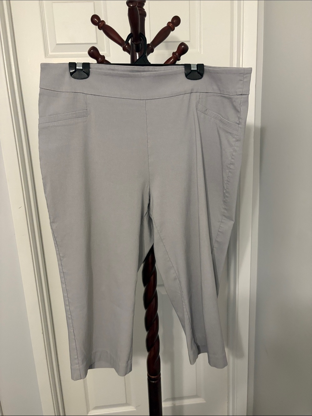 Light Gray Cropped Pull-On Capri Pants